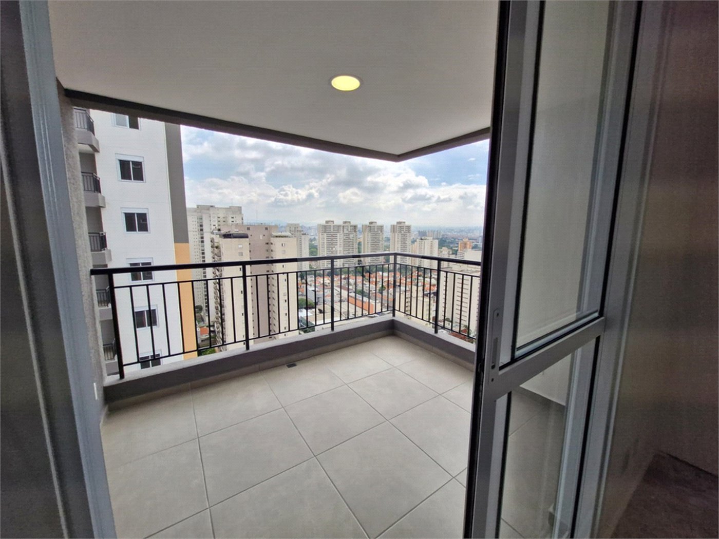 Apartamento à venda no Belém proximo do metro a 50 metros.Com 40m² 1 dormitório 1 vaga coberta,sacada infra estrutura de ar condicionado.Aceita e estuda Permuta.