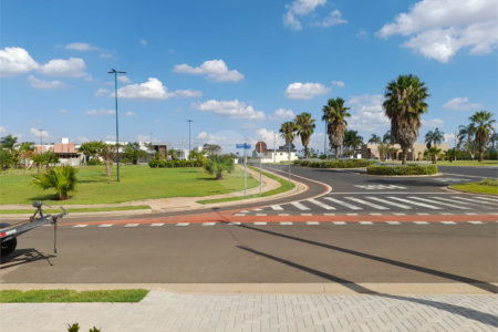Belíssima Casa à Venda no Condomínio Damha IV