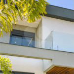 Indaiatuba - Condominio Villa Sapezal - 318 m² de Terreno - 230 m² de Área Construída - 3 suítes, sendo 1 Master com closet planejado - Sala de TV - Sala de estar integrada à Sala de jantar - Cozinha com móveis planejados - Despensa - Escritório planejado - Lavabo - Piscina com preparação para aquec