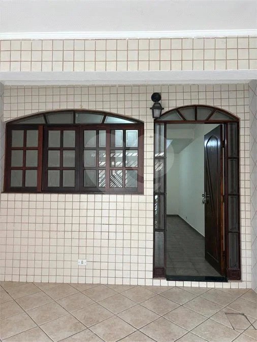 São Paulo - Capital - Bairro Santa Cruz - R4 495.000,00 - Aceita permuta por imóvel na cidade de Indaiatuba- Sp - Sobrado em rua residencial sem saída e com praça particular. O imóvel possui 2 quartos — 1 suíte com dois ambientes e acesso a hall externo. Sala ampla, cozinha com dois ambientes