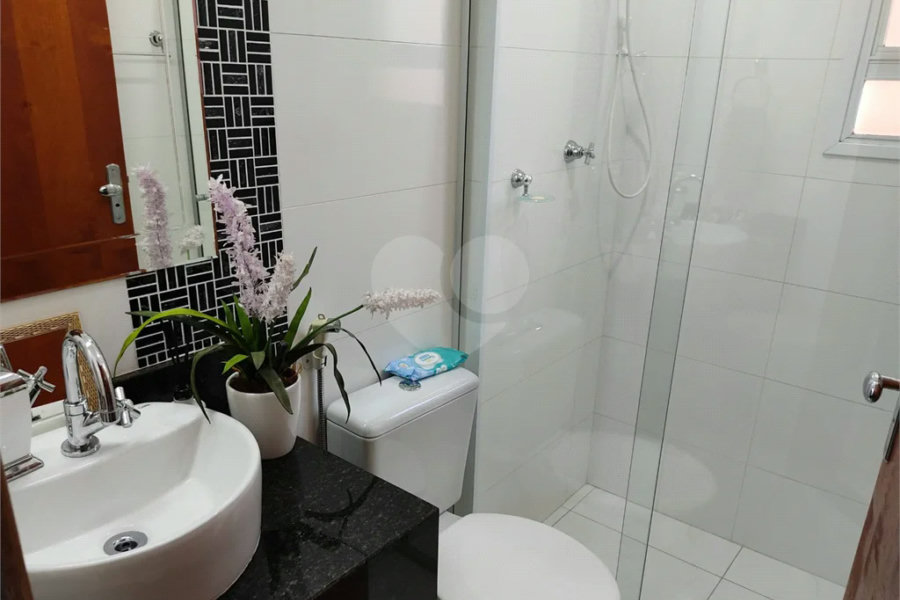 Apartamento térreo , três quartos sendo uma suíte.