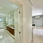 Casa em condomínio Impecável, 4 dorms / 2 suítes, varanda gourmet, piscina, 3 lareiras