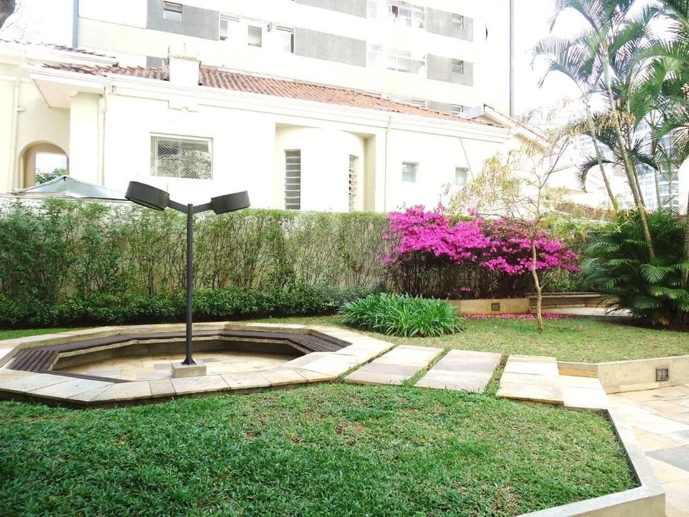 Apartamento reformado , 3 suítes , 3 vagas. Próximo a Avenida Paulista e metrô Brigadeiro . Prédio de construtora renomada. Único !