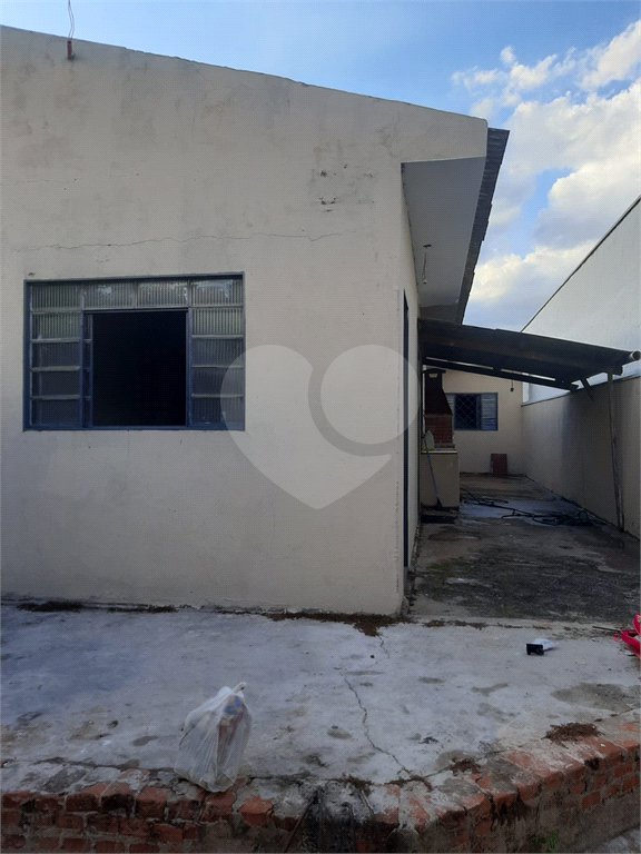 Casa térrea com 2 dormitórios.