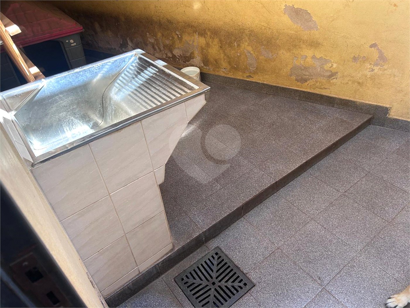 Casa espaçosa e confortável em um bairro tranquilo a venda.