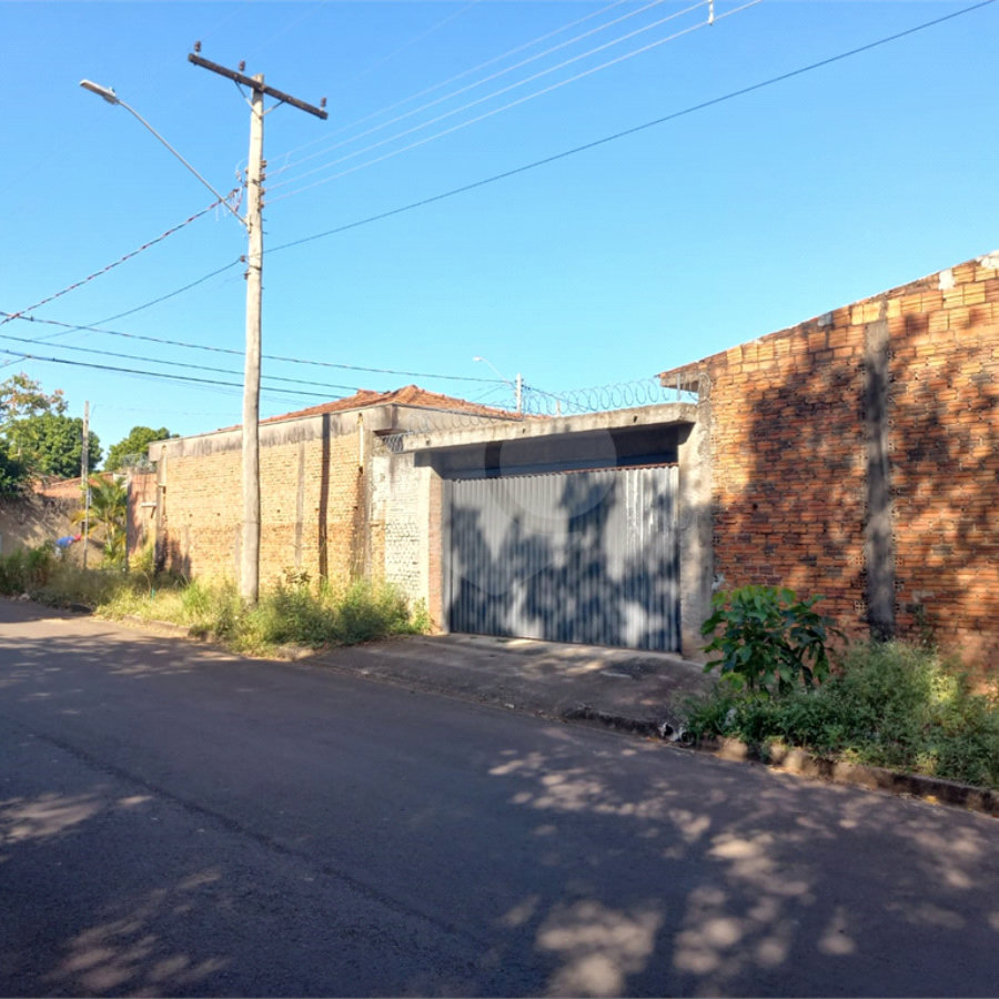 Casa térrea com 2 dormitórios.