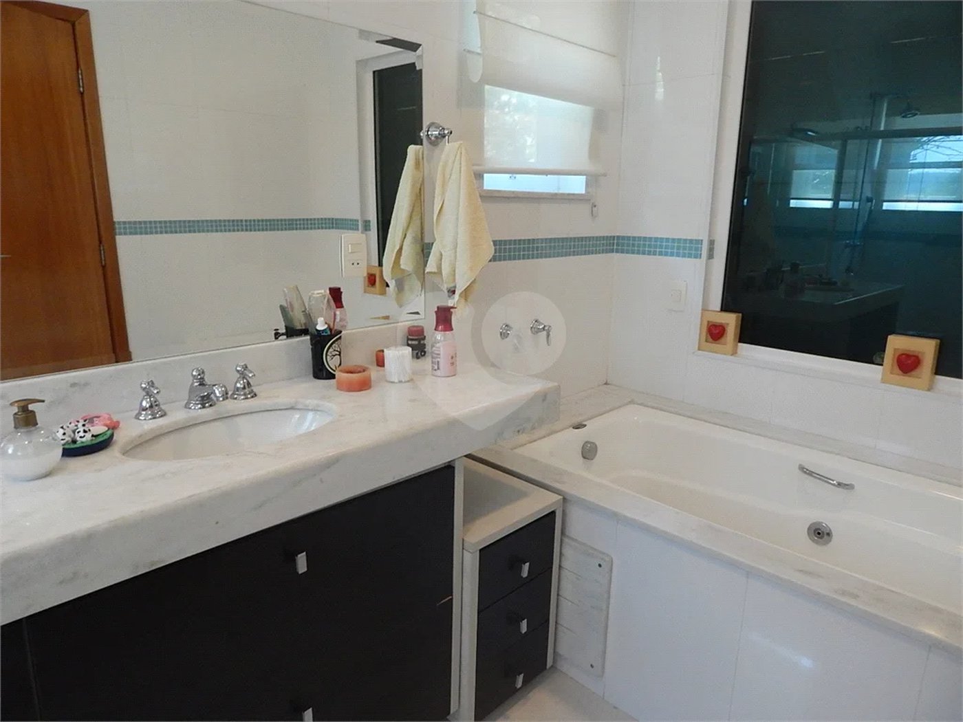 Casa em condomínio fechado no Jardim Floresta, 3 suítes, área gourmet, piscina, 4 vagas.
