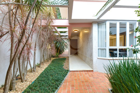Casa à venda com 4 quartos, sendo 2 suítes,  em Alto da Boa Vista, São Paulo, SP