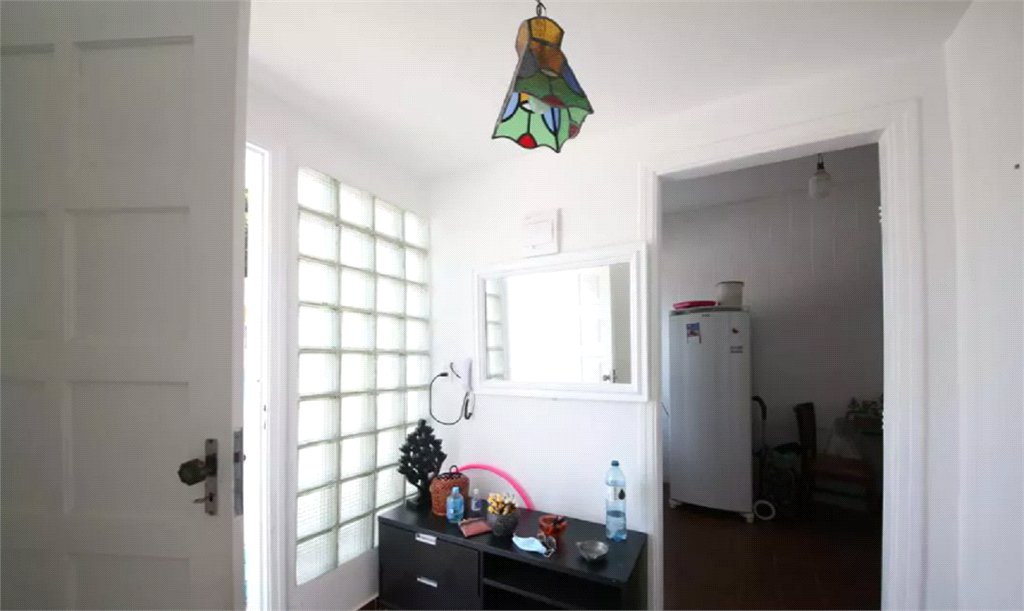 Casa à venda no Campo Belo de 200 metros quadrados, com 3 casas no terreno.