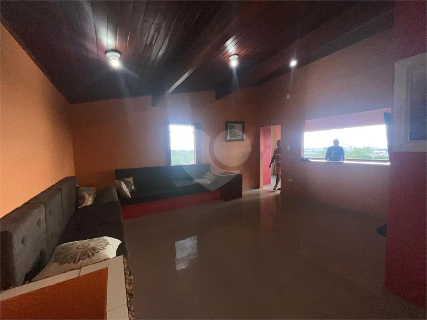 Casa ampla no bairro Terra Rica com 3 pavimentos e excelente estrutura.