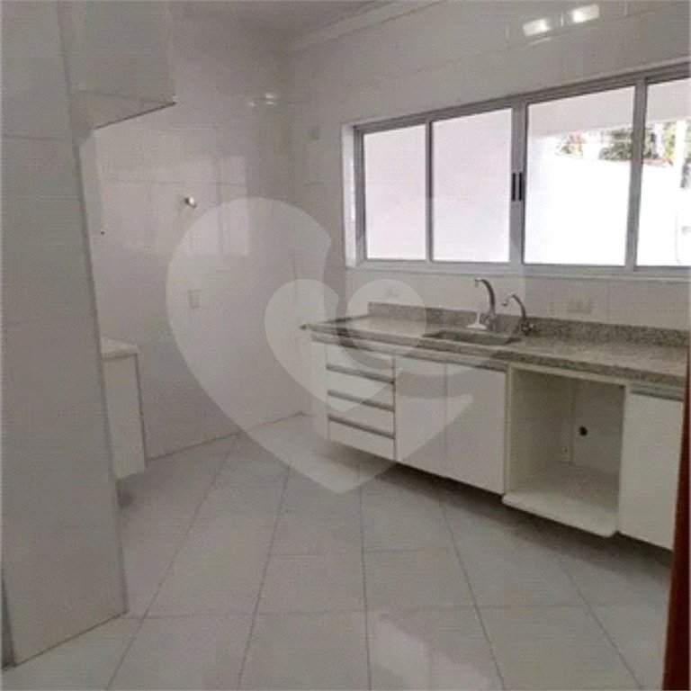 Casa á venda com 230m², 4 dorms, 2 suítes e 4 vagas na Vila Clementino. Estuda permuta.