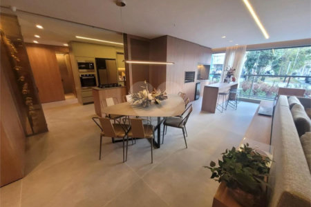 Apartamento na Mooca Vende de 4 dormitórios e 2 suítes ou com 3 suítes e sala ampliada, com área útil de 157,70 m², duas vagas de garagem.Condomínio Com lazer completo.Aceita e estuda Permuta.