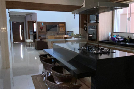 Excelente casa com muito boa localização no Condomínio Eldorado á venda.