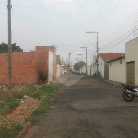 Terreno com 2.201,56 m² de área total.