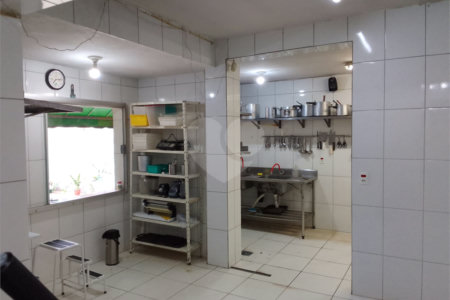 Galpão Comercial à Venda ou Locação – Rua 9 de Julho – Espaço Versátil e Arborizado