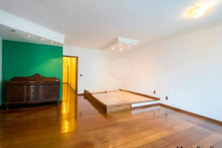 Casa com 360m² , 3 dormitórios , sendo 1 suíte , 4 vagas , disponível para venda ou locação , no centro de Santo André.