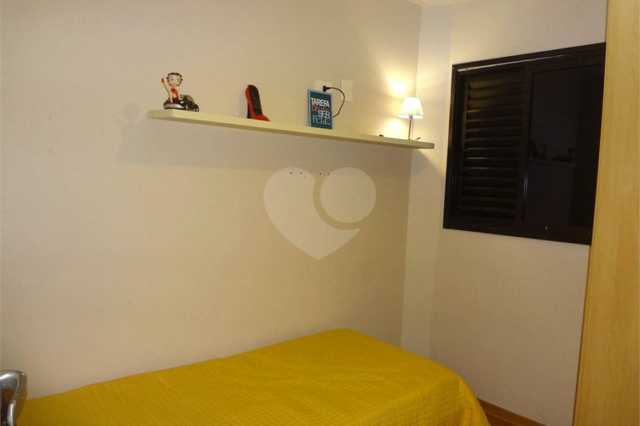 COBERTURA COM PISCINA E CHURRASQUEIRA NA CASA VERDE.