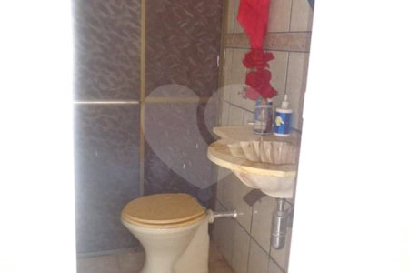 Casa Térrea com 3 dormitórios, sendo 1 suíte.