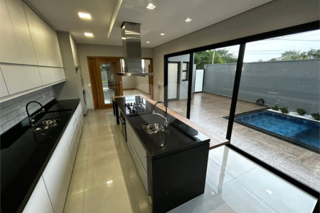 Casa para venda no condomínio de alto padrão Damha III,