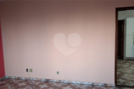 Casa Térrea com 3 dormitórios, sendo 1 suíte.