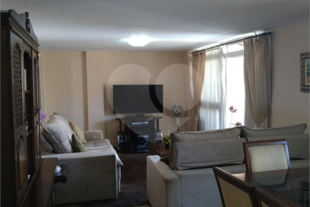 Apartamento duplex, espaçoso, ensolarado. Ideal para uma bela modernização.
