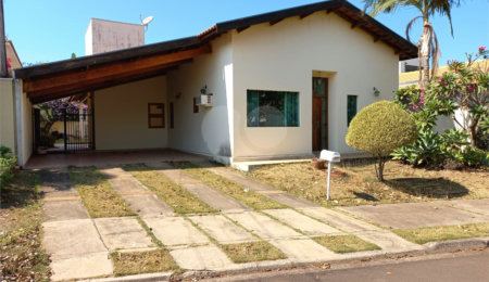 Casa à venda com 3 quartos, sendo 1 suíte, no condomínio Damha I, São Carlos - SP