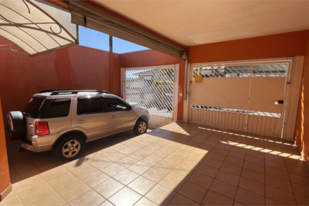 Sobrado a Venda com 3 dormitórios em Atibaia