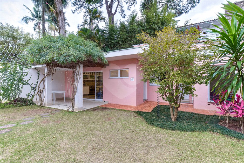 Casa à venda com 4 quartos, sendo 2 suítes,  em Alto da Boa Vista, São Paulo, SP