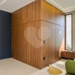 Indaiatuba - Condominio Villa Sapezal - 318 m² de Terreno - 230 m² de Área Construída - 3 suítes, sendo 1 Master com closet planejado - Sala de TV - Sala de estar integrada à Sala de jantar - Cozinha com móveis planejados - Despensa - Escritório planejado - Lavabo - Piscina com preparação para aquec