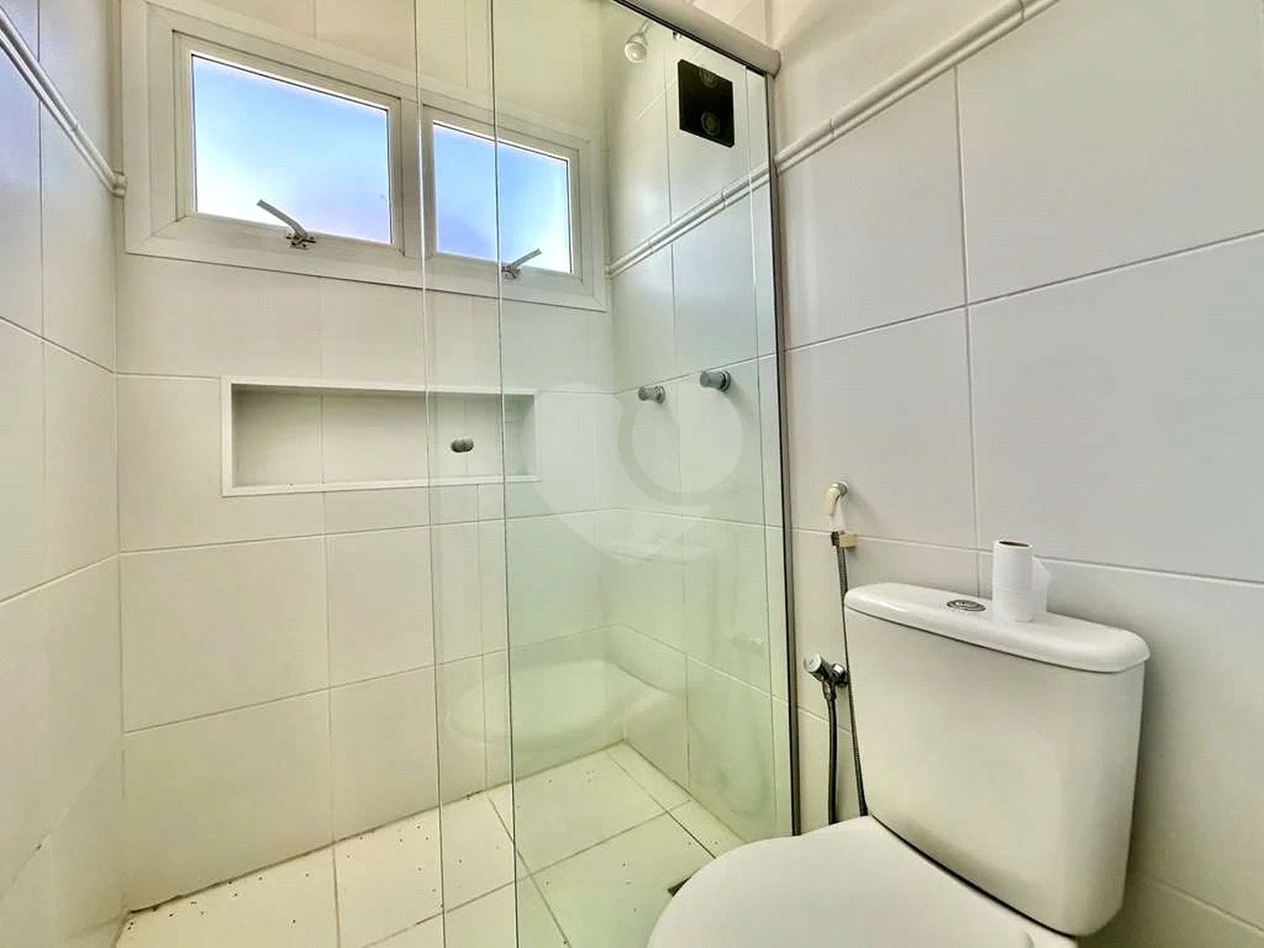 Casa em condomínio Impecável, 4 dorms / 2 suítes, varanda gourmet, piscina, 3 lareiras