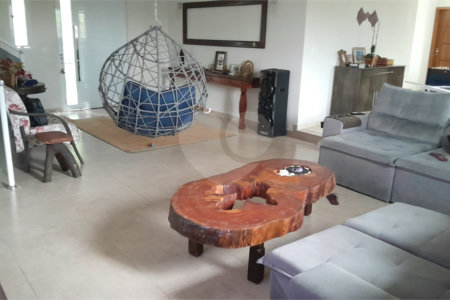 Chácara em Área Rural de Piracaia, com casa principal + 4 kitnets alugadas, excelente localização