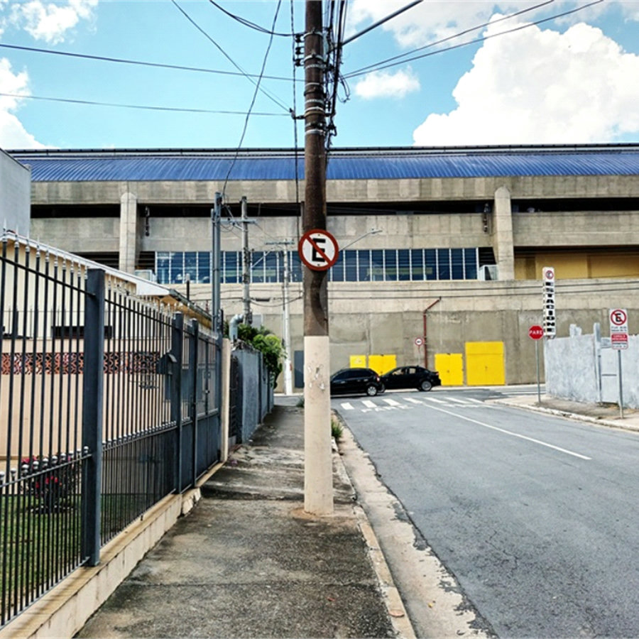 3 minutos a pé do Metrô
