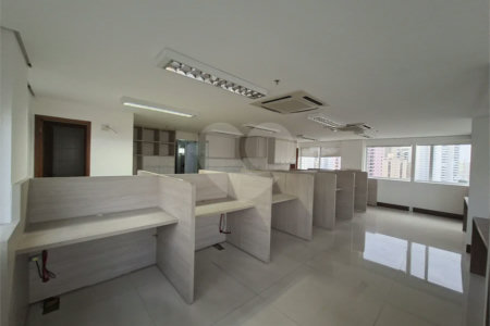 SALA COMERCIAL DE 90 M² COM 12 BAIAS, SALA DE REUNIÃO, AR-CONDICIONADO CENTRAL E 2 VAGAS!