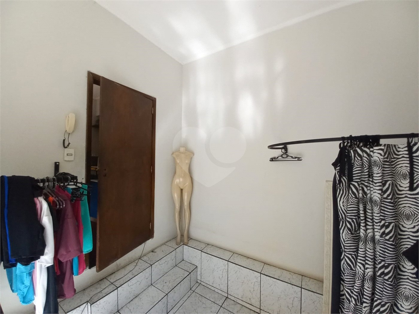 Salão comercial com 206,00 m² .