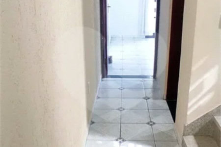 Casa com 180m², 3 dormitórios, 1 vaga, à venda na Vila Scarpelli em Santo André.