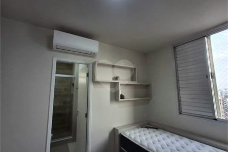 Apartamento totalmente decorado em Moema com 70 m2 , 2 quartos, 2 suítes e 2 vagas, ambientes com ar condicionado.