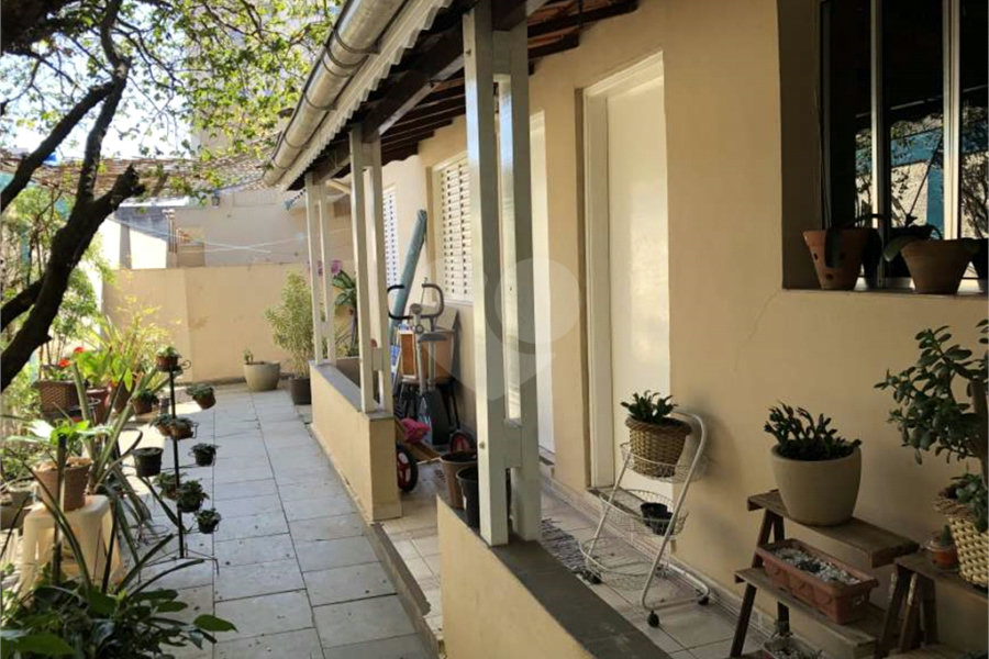 Casa térrea ao lado da Rua Augusto Tolle. 305 metros quadrados.
