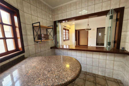 Casa Antiga, Charmosa e Muito Bem Localizada no Condomínio Faber Castell I á venda