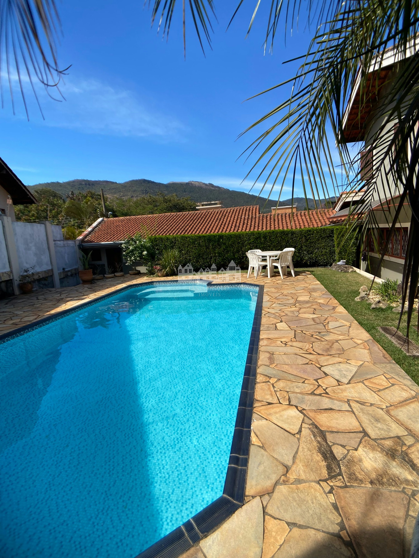 Casa à venda com 3 quartos, sendo 1 suíte, com vista deslumbrante em Recreio Maristela, Atibaia