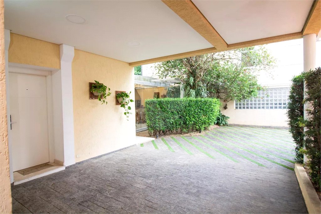 Casa à venda com 4 quartos, sendo 3 suítes, no condomínio Residencial Sans Souci, São Paulo - SP