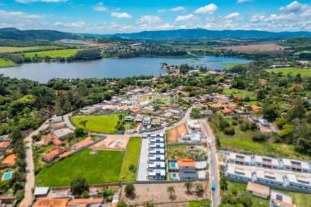 Casa térrea à venda com 3 quartos, sendo 1 suíte, no condomínio Flores da Usina, Atibaia - SP