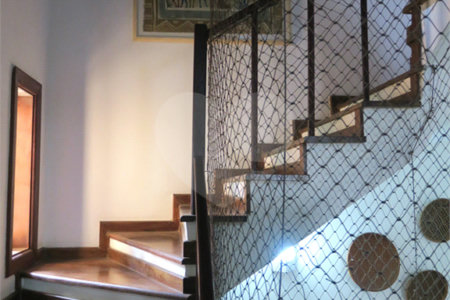 Casa à venda com 4 quartos, sendo 2 suítes, no condomínio Vila das Flores, São Paulo - SP