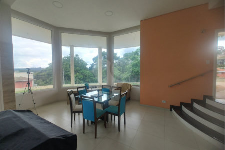 Casa à venda com 5 quartos, sendo 3 suítes, no condomínio Serra da Estrela, Atibaia - SP