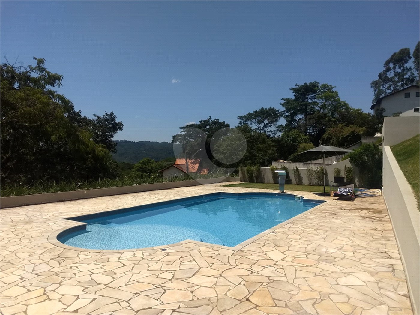 Casa à venda ou para alugar com 4 suítes no condomínio Suíça da Cantareira, Mairiporã - SP