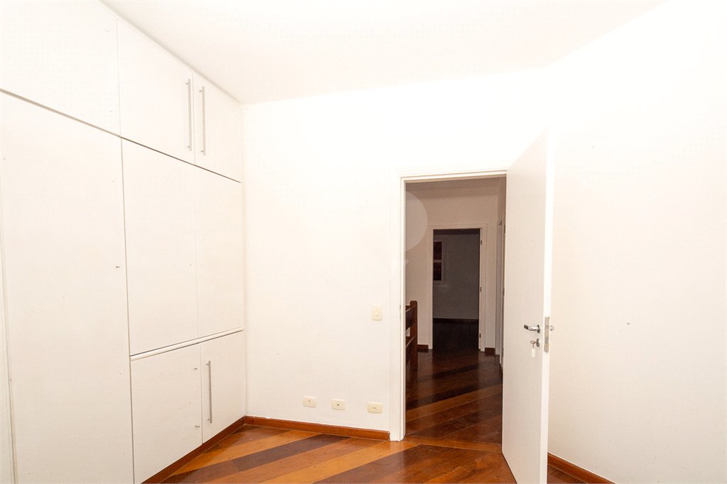 Sobrado à venda com 5 quartos, sendo 3 suítes, em Alto da Boa Vista, São Paulo, SP