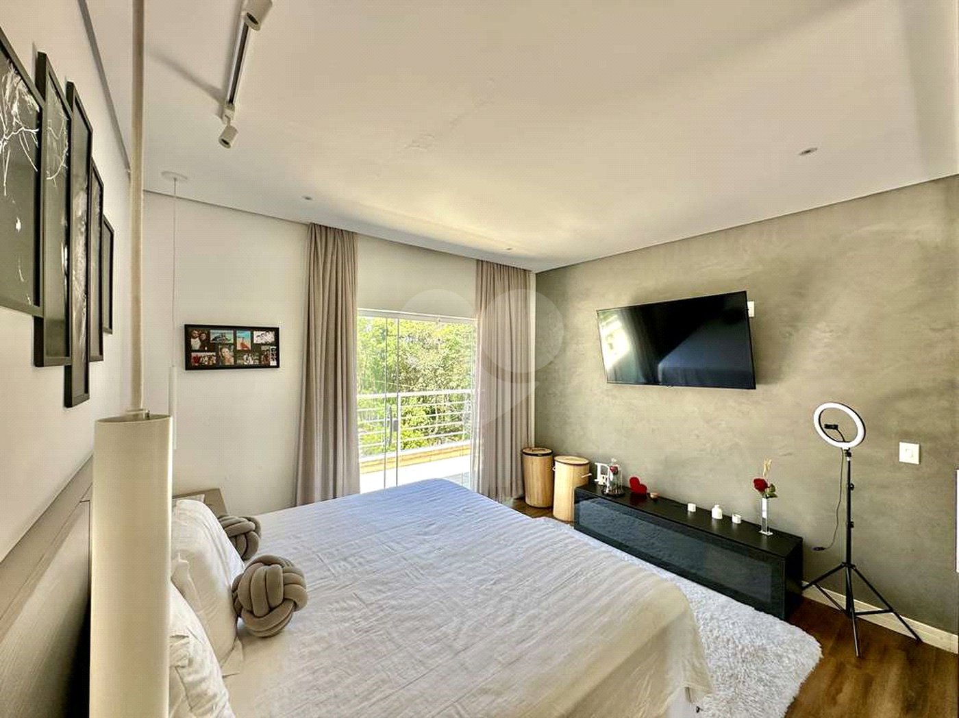 Casa à venda com 4 quartos, sendo 3 suítes, no condomínio Vilarejo, Carapicuíba - SP