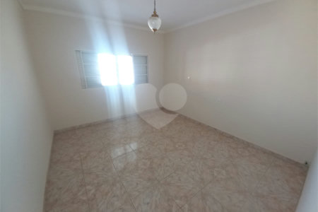 Casa térrea com 2 dormitórios.