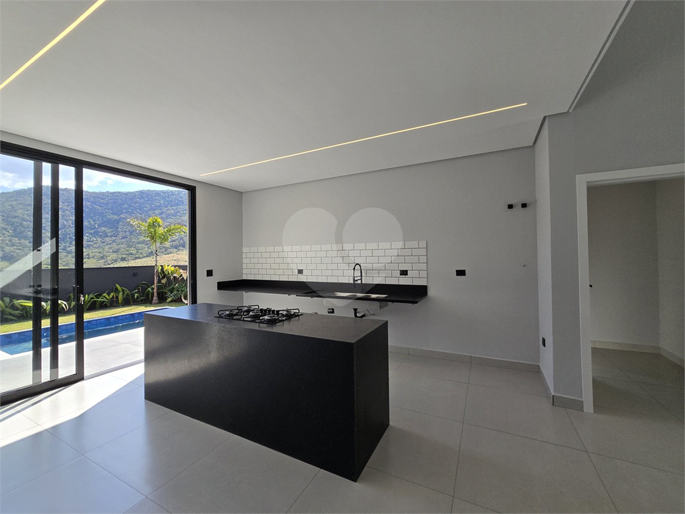 Maravilhosa Casa térrea em condomínio fechado no Portal Lamis, com 3 suítes, piscina privativa e persianas elétricas em excelente condomínio com salão de festas, piscina, quadras de tênis, beach tênis e campo de futebol. Vista cinematográfica da Pedra Grande.