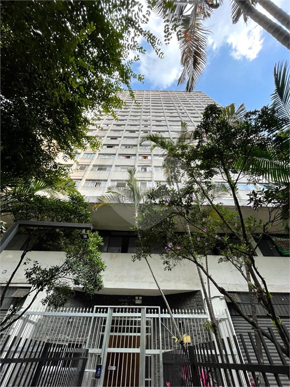Apartamento á venda na Bela Vista com 57m² reformado e com armário embutido.