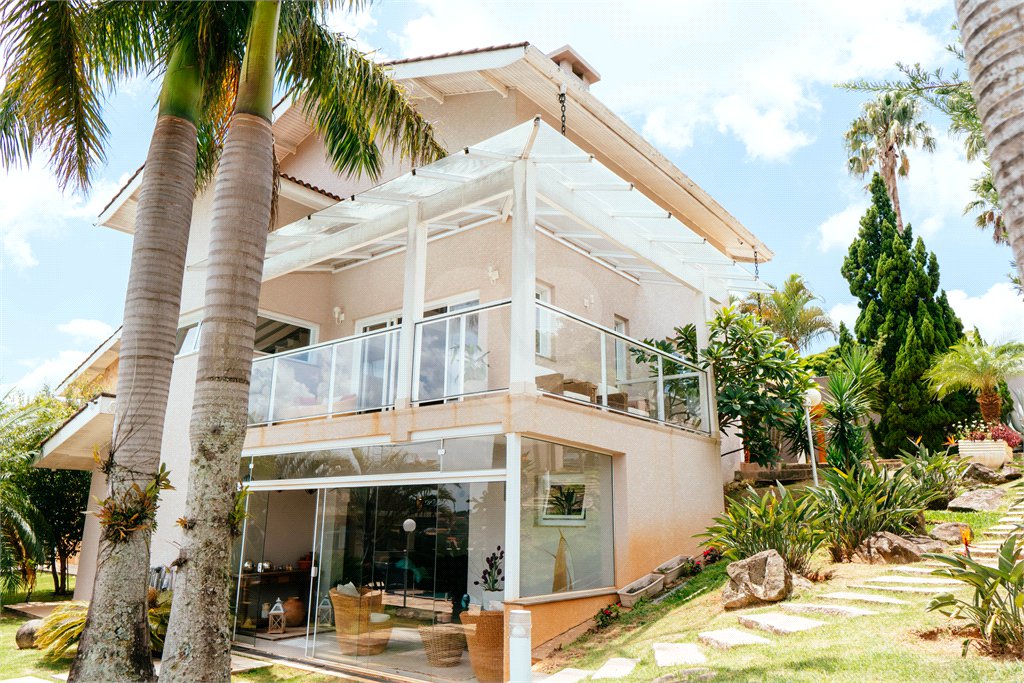 Casa à venda com 5 quartos, sendo 4 suítes, no condomínio Flamboyant, Atibaia - SP